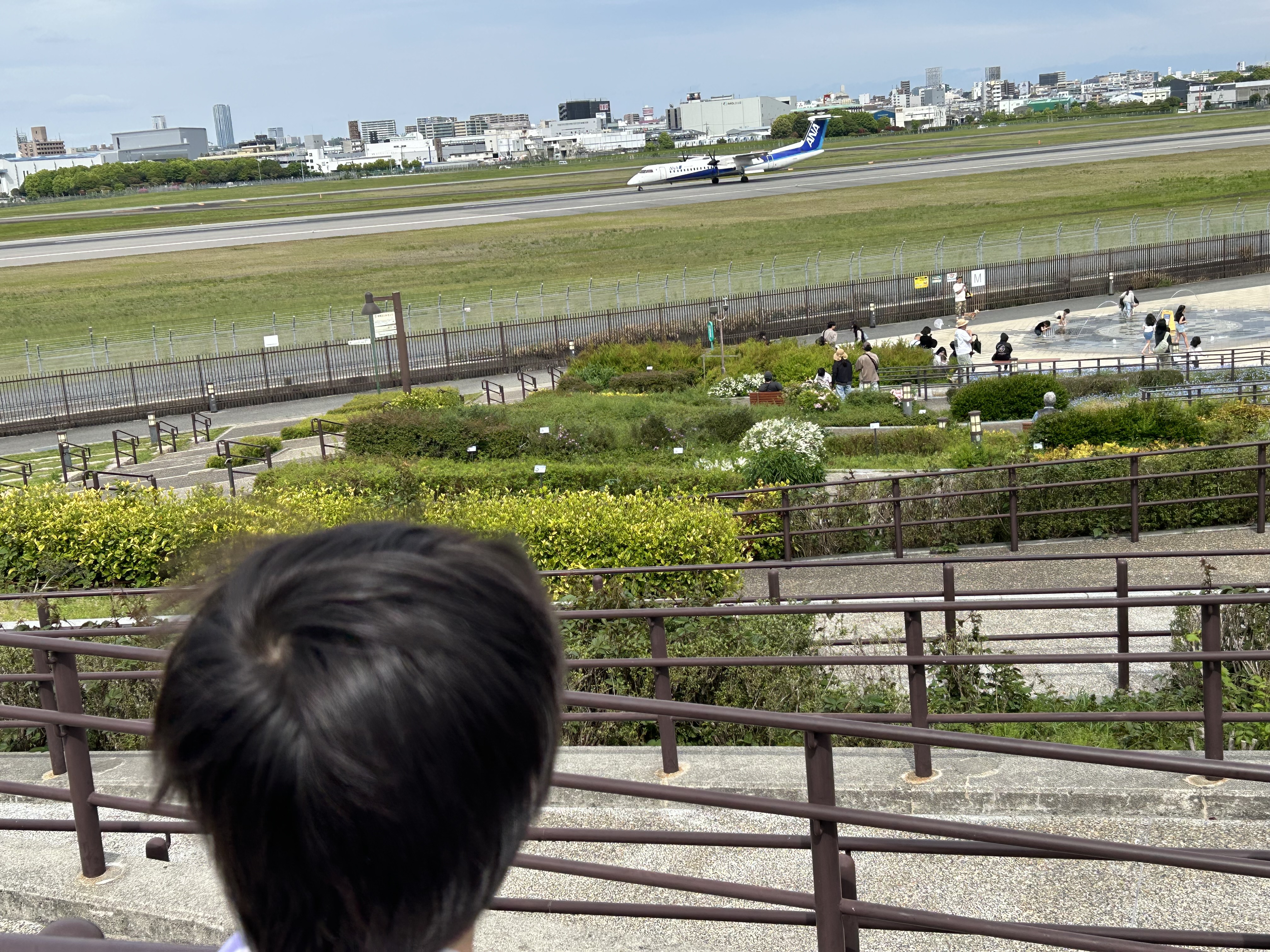 目の前を飛び立つ飛行機