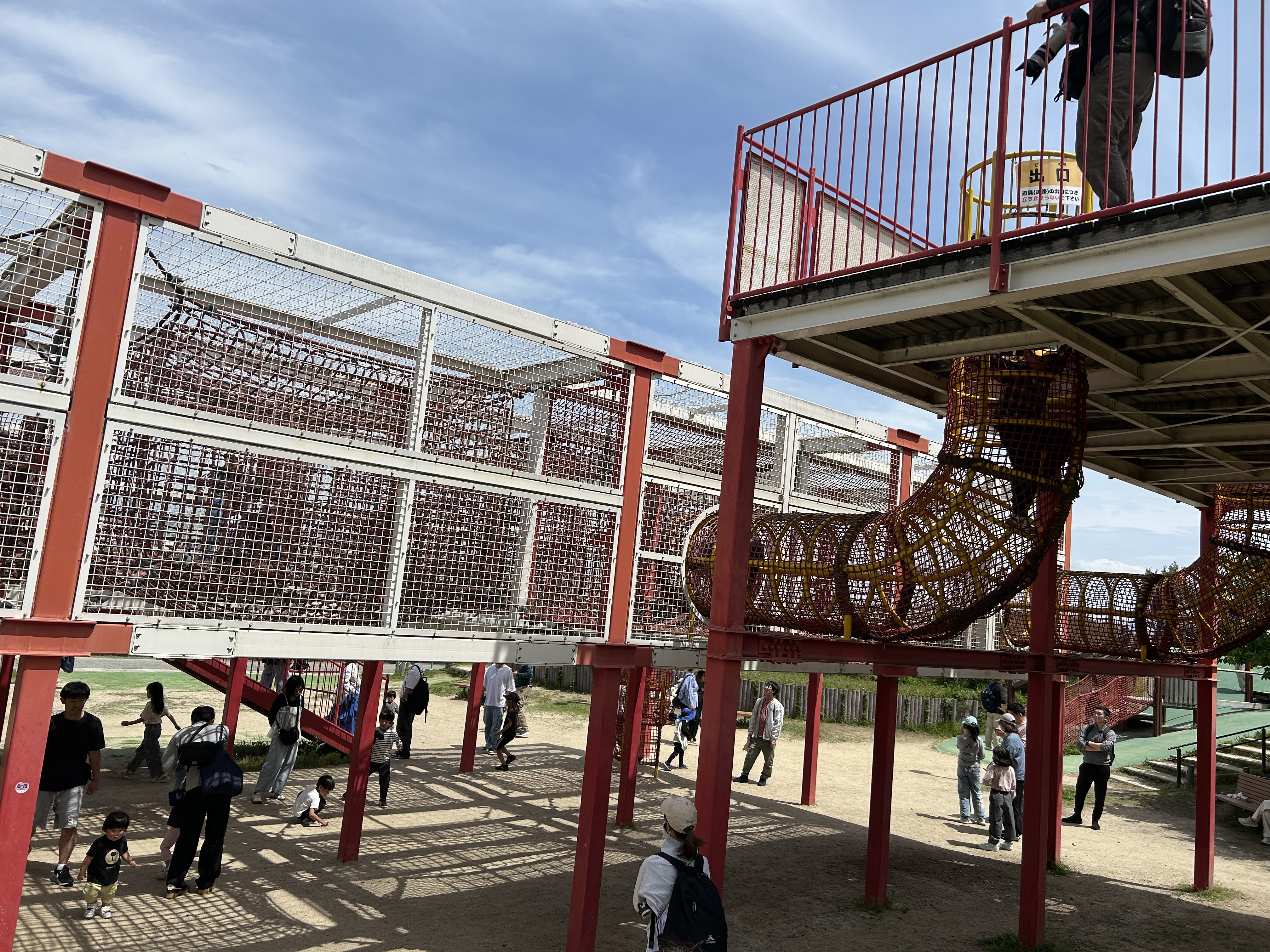 立体遊具で遊ぶ