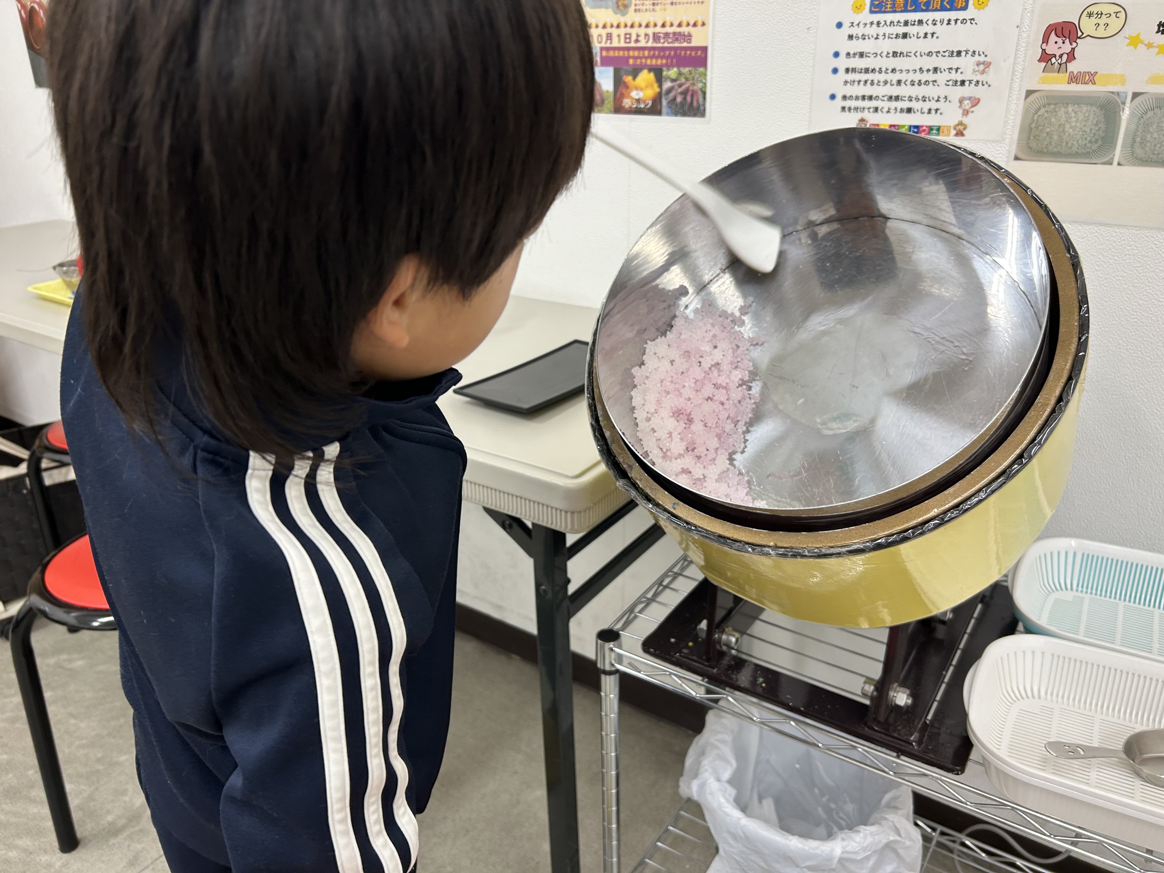 まぜまぜ中の釜をのぞく息子