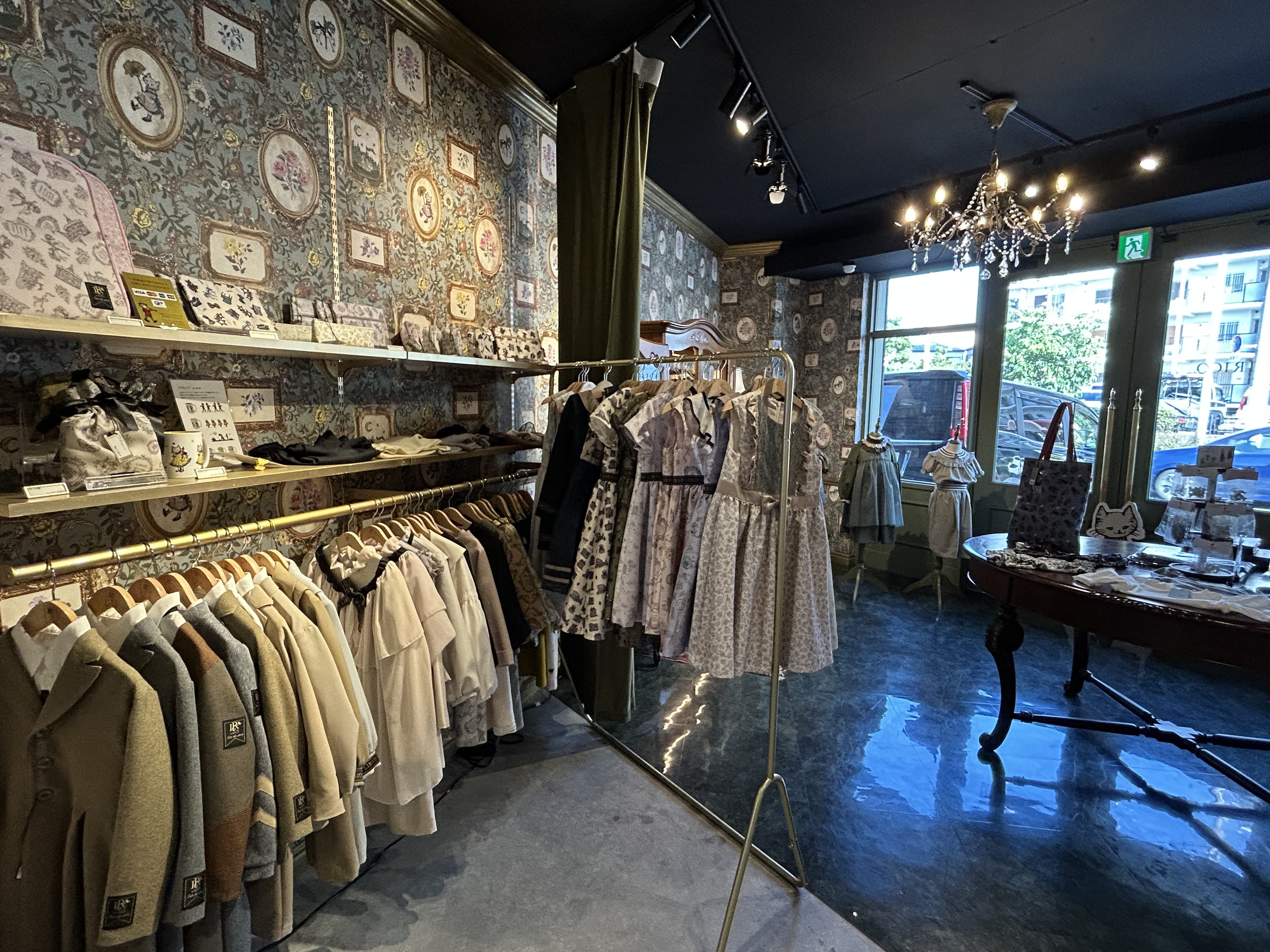 ショールーム内の洋服コーナー