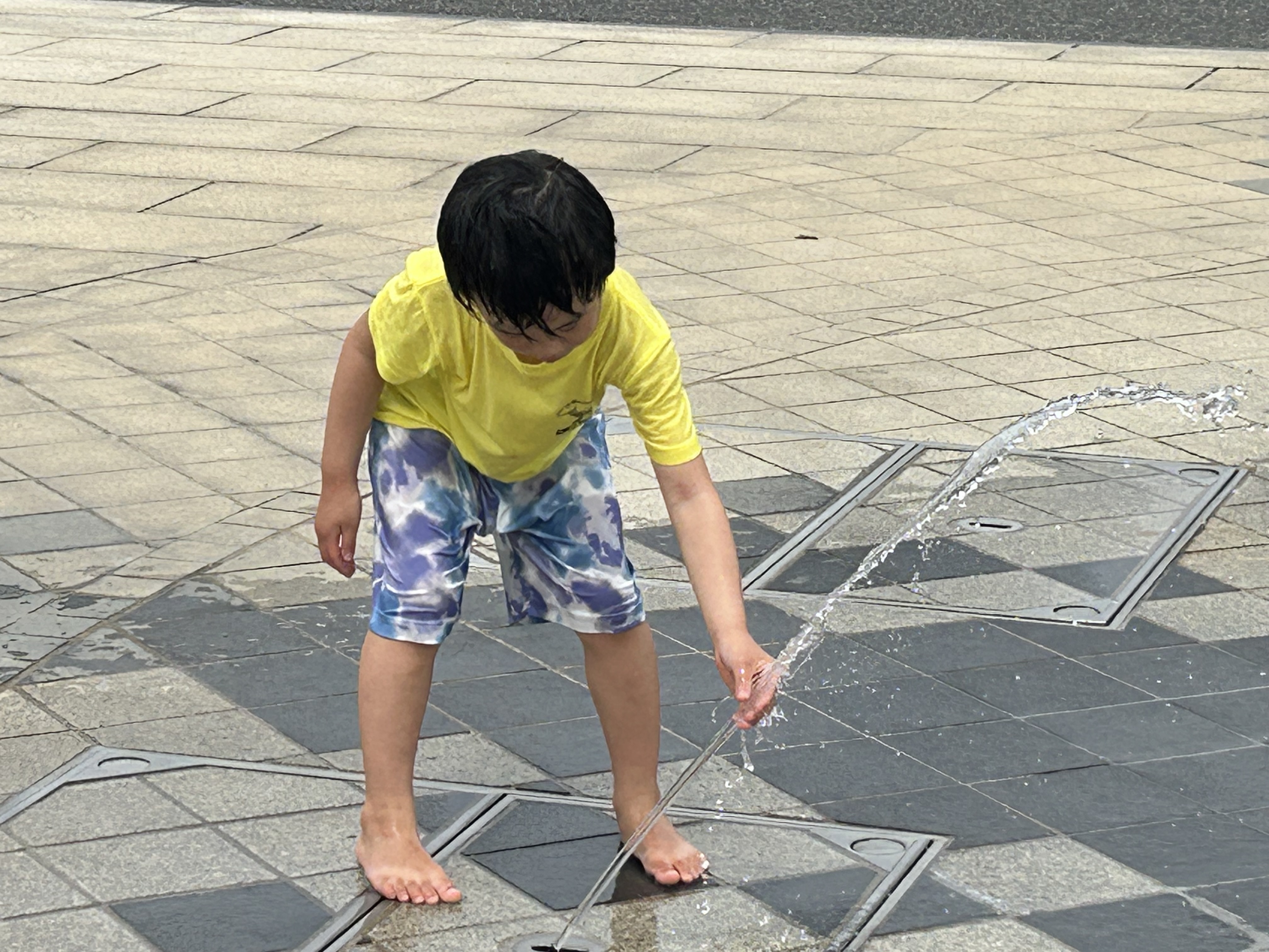 噴水で遊ぶ子どもたち